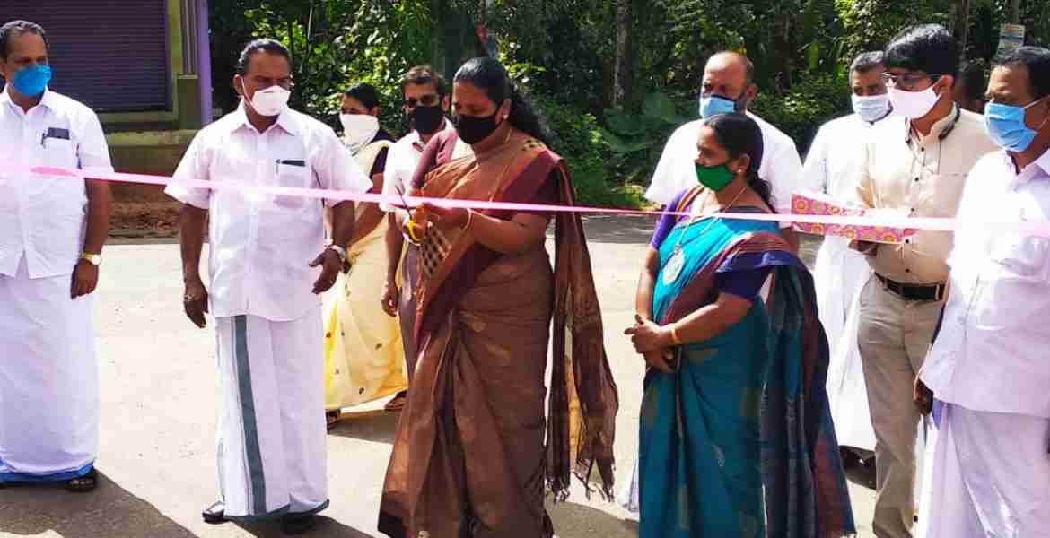 പരപ്പ് വളകോട് റോഡിന്റെ നവീകരണ ജോലികളുടെ ഉദ്ഘാടനം പീരുമേട് എംഎല്‍എ ഇ എസ് ബിജിമോള്‍ നിര്‍വ്വഹിക്കുന്നു.