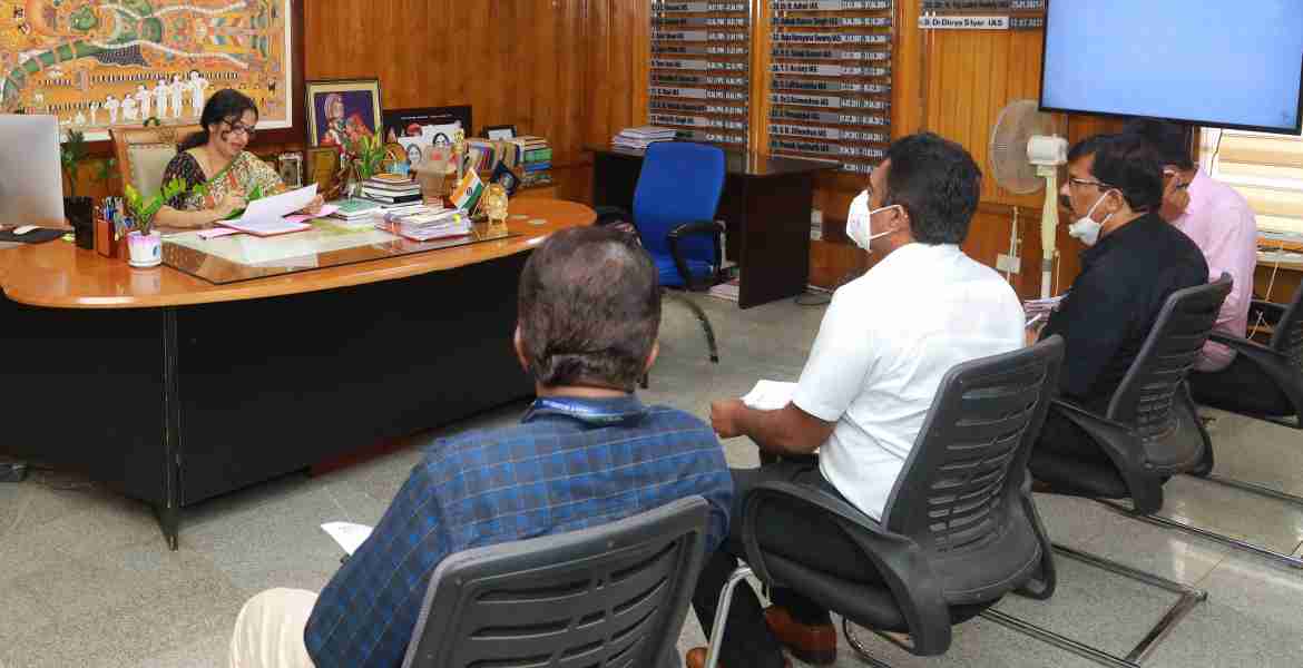 കളക്ടറേറ്റില്‍ ചേര്‍ന്ന റോഡ് സേഫ്റ്റി കമ്മിറ്റിയില്‍ അധ്യക്ഷത വഹിച്ചു സംസാരിക്കുകയായിരുന്നു കളക്ടര്‍