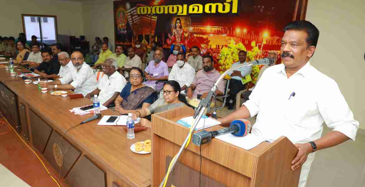 മകരവിളക്ക് തീര്‍ഥാടനവുമായി ബന്ധപ്പെട്ട ക്രമീകരണങ്ങള്‍ ചര്‍ച്ച ചെയ്യുന്നതിന് പമ്പയിലെ ശ്രീരാമസാകേതം കോണ്‍ഫറന്‍സ്ഹാളില്‍ ചേര്‍ന്ന യോഗത്തില്‍ ദേവസ്വം വകുപ്പ് മന്ത്രി കെ. രാധാകൃഷ്ണന്‍ സംസാരിക്കുന്നു