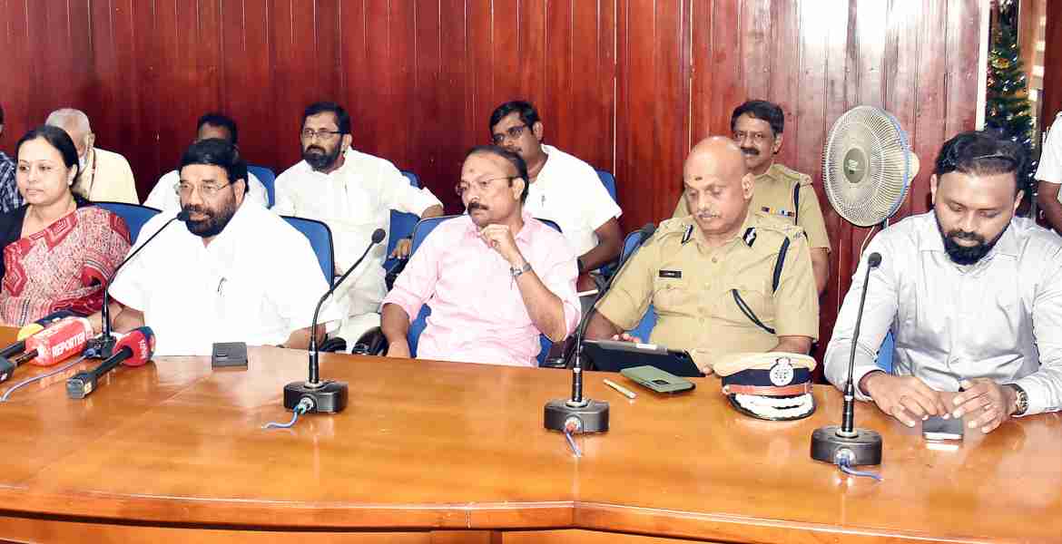 കലക്ടറേറ്റ് കോണ്‍ഫറന്‍സ് ഹാളില്‍ ചേര്‍ന്ന മകരവിളക്ക് തീര്‍ഥാടന അവലോകനയോഗത്തില്‍ ദേവസ്വം വകുപ്പ് മന്ത്രി വി. എന്‍. വാസവന്‍ അധ്യക്ഷത വഹിച്ച് സംസാരിക്കുന്നു
