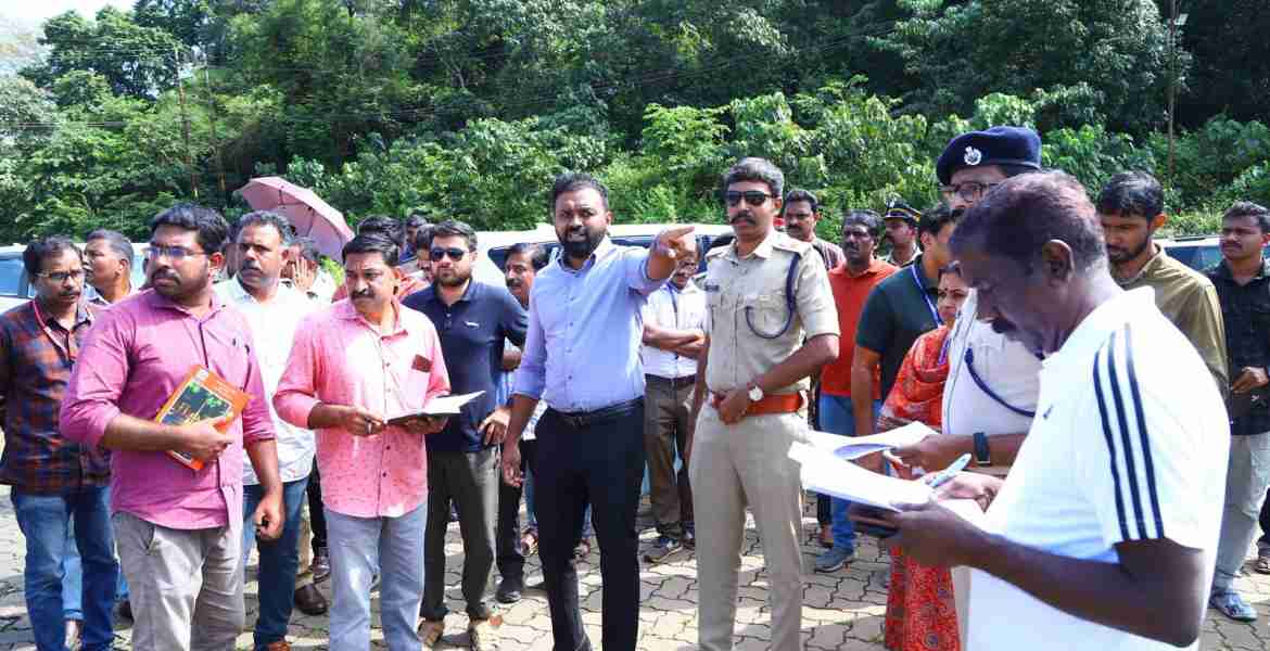 ജില്ലാ കലക്ടര്‍ എസ് പ്രേം കൃഷ്ണന്റെ നേതൃത്വത്തില്‍ ശബരിമല പാതയിലെ സുരക്ഷാക്രമീകരണം വിലയിരുത്തുന്നു