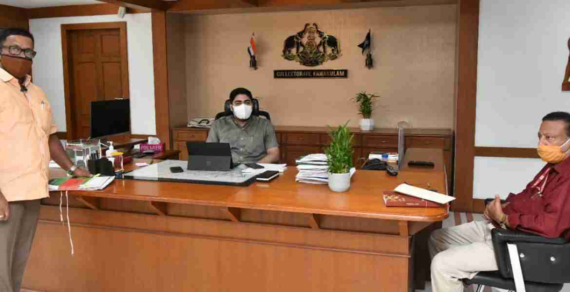 തദ്ദേശ സ്വയം ഭരണ സ്ഥാപനങ്ങളിലേക്കുള്ള തിരഞ്ഞെടുപ്പില്‍ ജില്ലയിലെ പൊതു നിരീക്ഷക ചുമതലയുള്ള സി.വി സാജന്‍ ജില്ല കളക്ടര്‍ എസ്.സുഹാസുമായി ചര്‍ച്ച നടത്തുന്നു