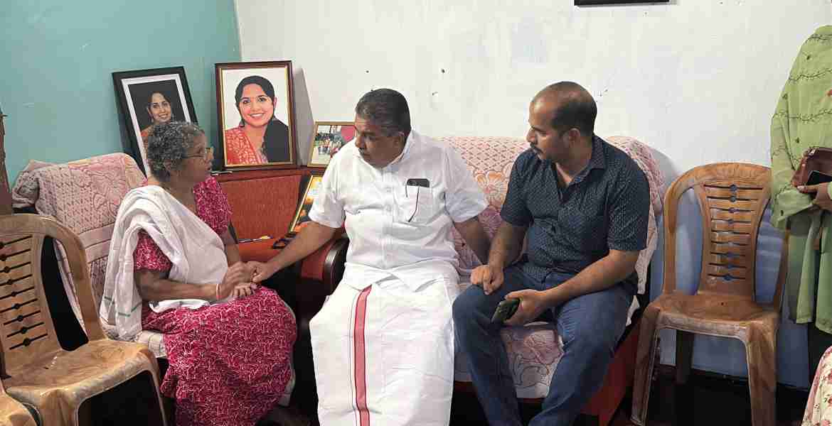 അഹമ്മദാബാദ് വിമാന അപകടത്തില്‍ മരിച്ച രഞ്ജിതയുടെ കുടുംബാംഗങ്ങളെ ആശ്വസിപ്പിക്കുന്ന മന്ത്രി സജി ചെറിയാന്‍