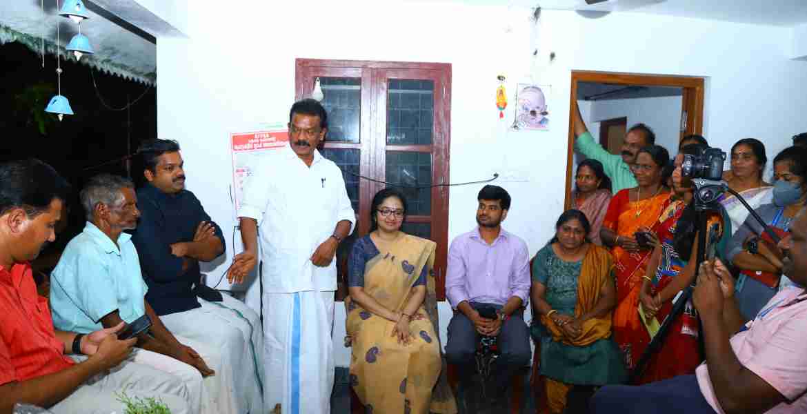 ആവണിപ്പാറയിലെ പട്ടികവര്‍ഗ കോളനിയില്‍ പട്ടികജാതി പട്ടിക വര്‍ഗ വികസന വകുപ്പ് മന്ത്രി കെ.രാധാകൃഷ്ണന്‍ സന്ദര്‍ശിക്കുന്നു. അഡ്വ. കെ.യു. ജനീഷ്‌കുമാര്‍ എംഎല്‍എ, ജില്ലാ കളക്ടര്‍ ഡോ. ദിവ്യ എസ് അയ്യര്‍, കോന്നി ഡിഎഫ്ഒ ആയുഷ്‌കുമാര്‍ കോറി തുടങ്ങിയവര്‍ സമീപം