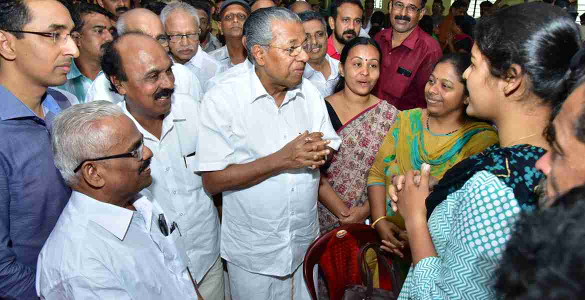 കോഴഞ്ചേരി തെക്കേമല എംജിഎം ആഡിറ്റോറിയത്തിലെ ദുരിതാശ്വാസ ക്യാമ്പില്‍  മുഖ്യമന്ത്രി പിണറായി വിജയന്‍ സന്ദര്‍ശനം നടത്തുന്നു.