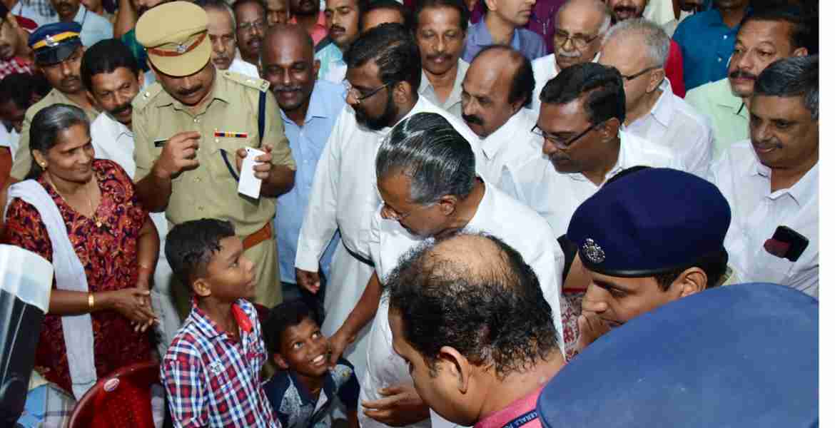 കോഴഞ്ചേരി തെക്കേമല എംജിഎം ആഡിറ്റോറിയത്തിലെ ദുരിതാശ്വാസ ക്യാമ്പില്‍  മുഖ്യമന്ത്രി പിണറായി വിജയന്‍ സന്ദര്‍ശനം നടത്തുന്നു.