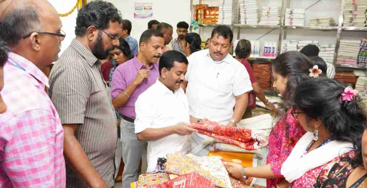 ഭാര്യയ്ക്കായി കലംങ്കാരി സാരി തിരഞ്ഞെടുക്കുന്ന അഡ്വ. പ്രമോദ് നാരായണ്‍ എംഎല്‍എ.