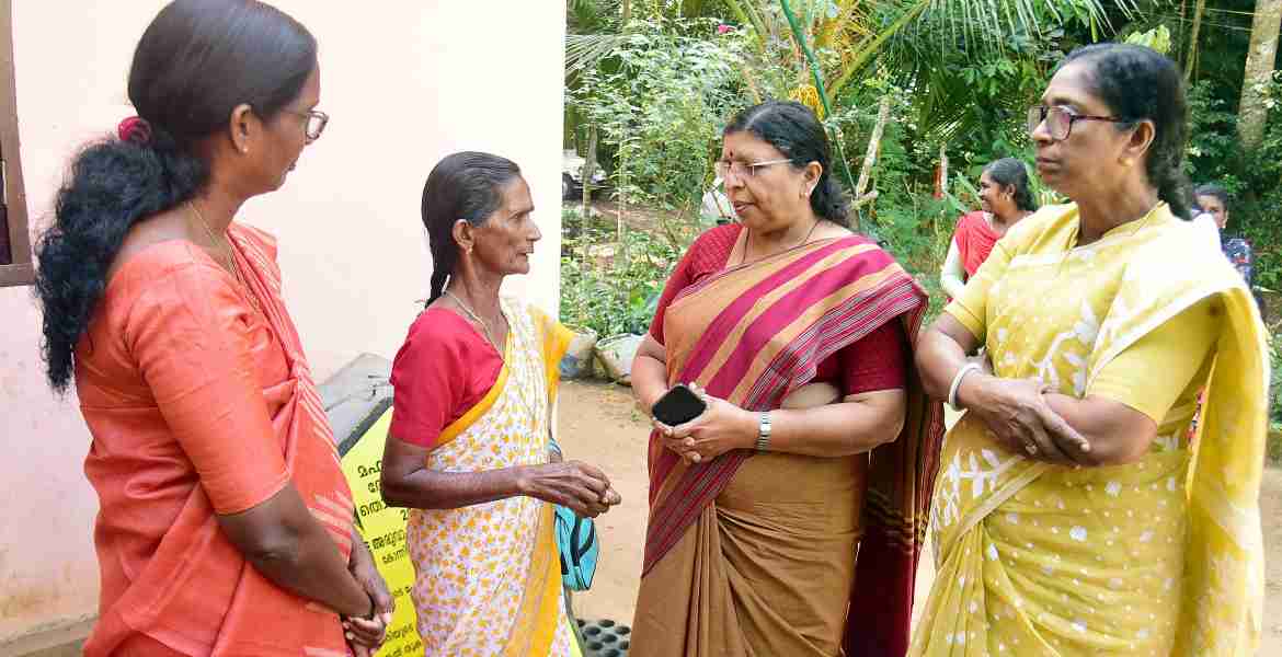 പട്ടികവര്‍ഗ മേഖല ക്യാമ്പിന്റെ ഭാഗമായി കോട്ടാമ്പാറ കോളനിയിലെ വീട് വനിതാ കമ്മിഷന്‍ അധ്യക്ഷ അഡ്വ. പി. സതീദേവി, വനിതാ കമ്മിഷന്‍ അംഗങ്ങളായ അഡ്വ. എലിസബത്ത് മാമ്മന്‍ മത്തായി, വി.ആര്‍. മഹിളാമണി, ഡയറക്ടര്‍ ഷാജി സുഗുണന്‍ എന്നിവരുടെ നേതൃത്വത്തില്‍ സന്ദര്‍ശിക്കുന്നു.