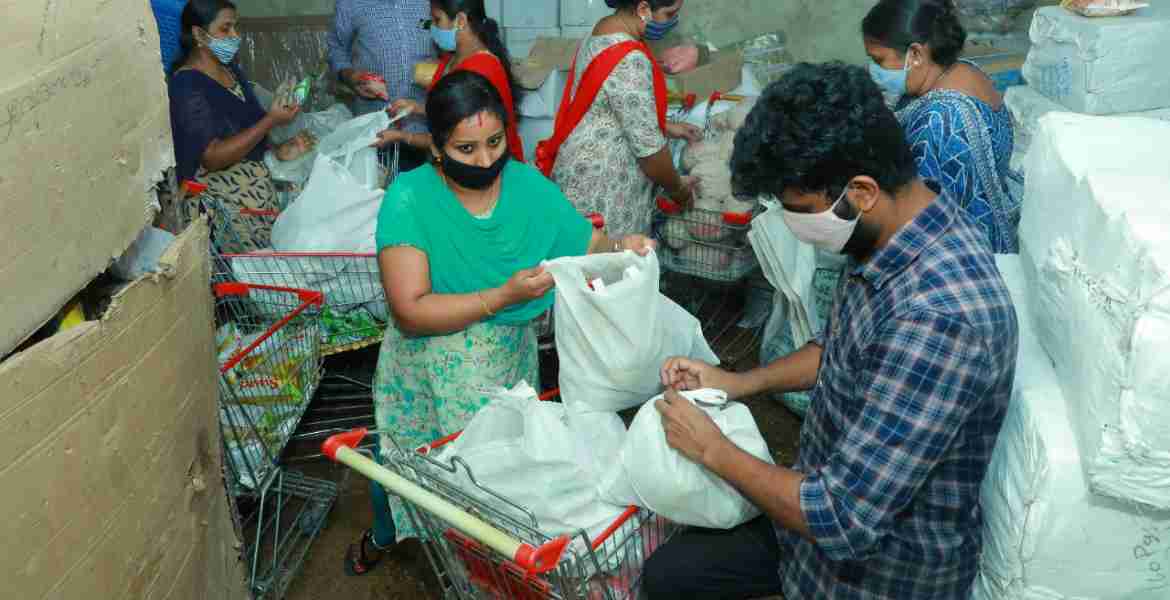 റേഷന്‍ കടകള്‍ വഴി വിതരണത്തിനുള്ള ഓണക്കിറ്റ് സപ്ലൈകോയില്‍ തയ്യാറാക്കുന്നു