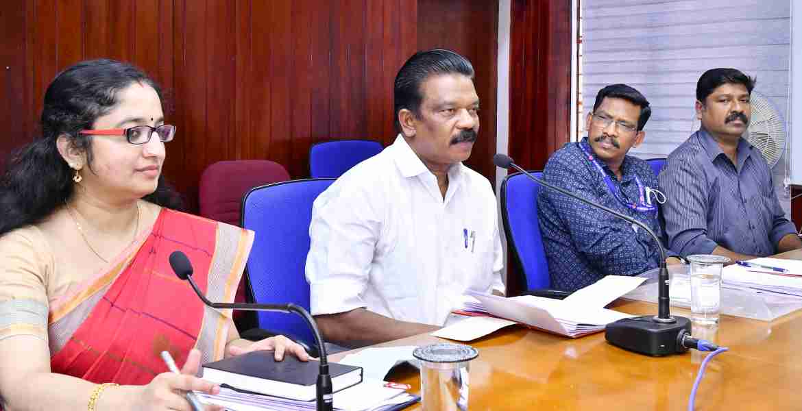 പത്തനംതിട്ട ജില്ലയിലെ പട്ടികജാതി പട്ടികവര്‍ഗ വിഭാഗങ്ങളുടെ ക്ഷേമ പ്രവര്‍ത്തനങ്ങളുടെ നടത്തിപ്പുമായി ബന്ധപ്പെട്ട് കളക്ടറേറ്റ് കോണ്‍ഫറന്‍സ് ഹാളില്‍ ചേര്‍ന്ന അവലോകനയോഗത്തില്‍ പട്ടികജാതി പട്ടിക വര്‍ഗ പിന്നോക്ക വികസന  വകുപ്പ് മന്ത്രി കെ. രാധാകൃഷണന്‍ സംസാരിക്കുന്നു.  