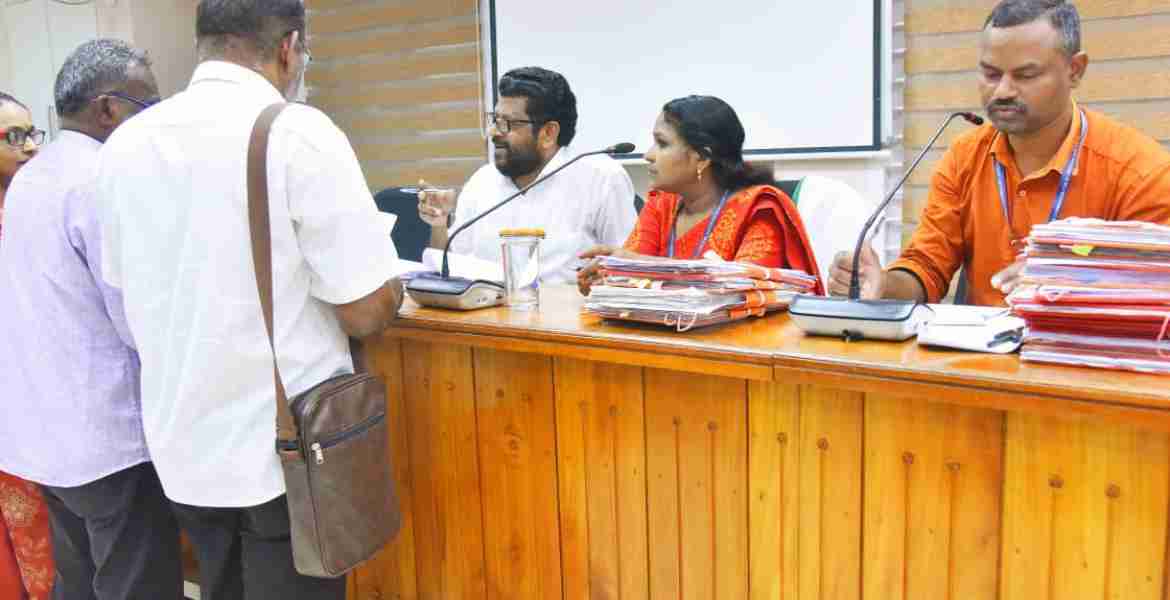 സംസ്ഥാന പട്ടികജാതി-പട്ടികഗോത്രവര്‍ഗ കമീഷന്‍ കലക്ടറേറ്റ് കോണ്‍ഫറന്‍സ് ഹാളില്‍ നടത്തിയ സിറ്റിങ്ങില്‍നിന്ന്