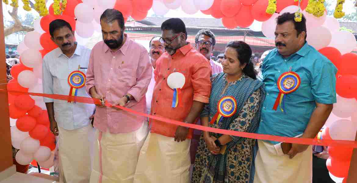 പെരിങ്ങനാട് തൃച്ചേന്ദമംഗലം സര്‍ക്കാര്‍ ഹയര്‍ സെക്കന്‍ഡറി സ്‌കൂള്‍  കെട്ടിടം മന്ത്രി  വി ശിവന്‍കുട്ടി ഉദ്ഘാടനം ചെയ്യുന്നു