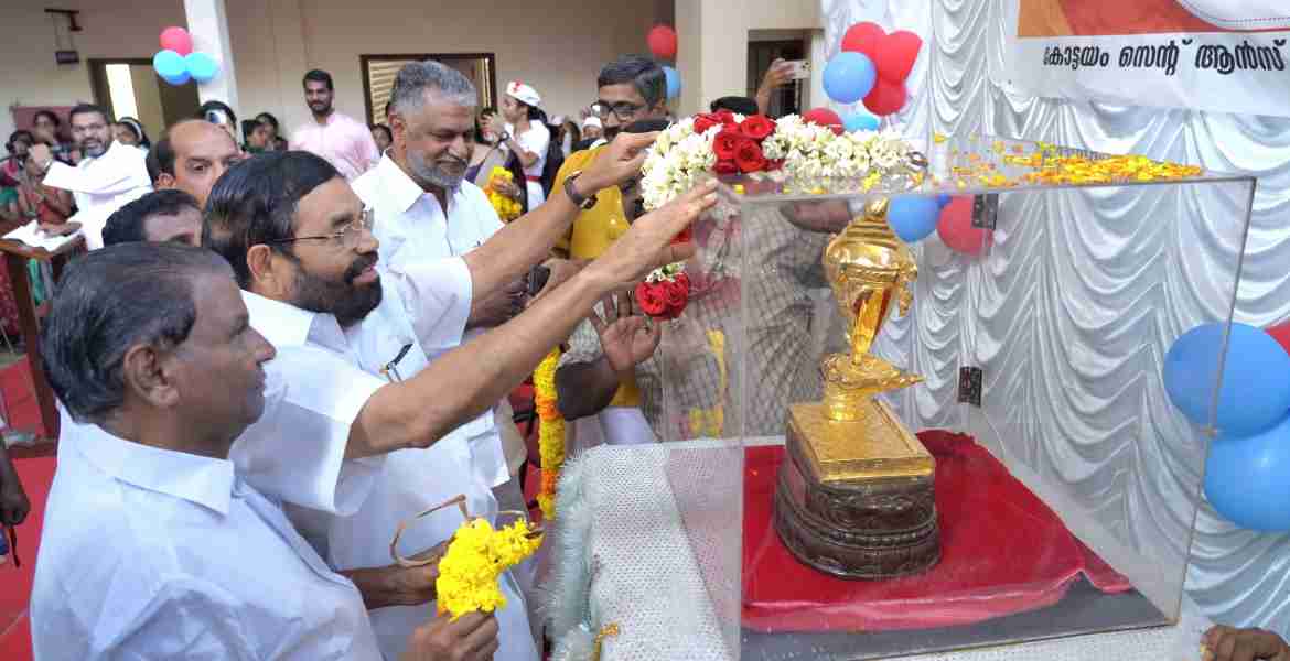സംസ്ഥാന സ്‌കൂൾ കലോത്സവത്തിന്റെ ഭാഗമായി ജില്ലയിൽ എത്തിയ സ്വർണ്ണ കപ്പ് ഘോഷയാത്രയെ കോട്ടയം സെന്റ് ആൻസ് ഗേൾസ് ഹയർസെക്കൻഡറി  മന്ത്രി വി.എൻ. വാസവന്റെ നേതൃത്വത്തിൽ സ്വീകരിക്കുന്നു.