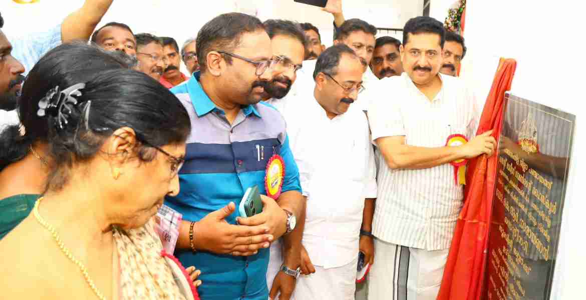 കുന്നന്താനം സെന്റ് മേരീസ് സര്‍ക്കാര്‍ ഹൈസ്‌കൂളില്‍ നിര്‍മ്മിച്ച ഡോ. കെ ആര്‍ നാരായണന്‍ സെന്റിനറി ബ്ലോക്കിന്റെ ഉദ്ഘാടനം പൊതുവിദ്യാഭ്യാസ വകുപ്പ് മന്ത്രി എന്‍ ഷംസുദ്ദീന്‍ നിര്‍വഹിക്കുന്നു