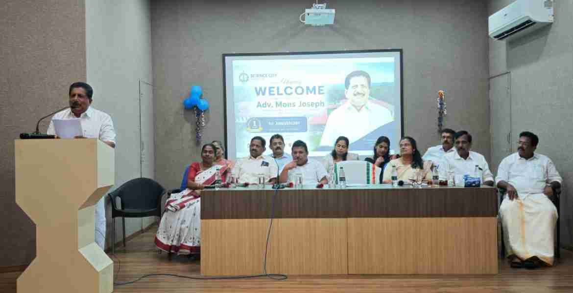 കോഴാ കുറവിലങ്ങാട് സയൻസ് സിറ്റി നാടിനു സമർപ്പിച്ചതിന്റെ ഒന്നാം വാർഷികാഘോഷം സയൻസ് സിറ്റി ഓഡിറ്റോറിയത്തിൽ മന്ത്രി  മോൻസ് ജോസഫ് ഉദ്ഘാടനം ചെയ്യുന്നു.