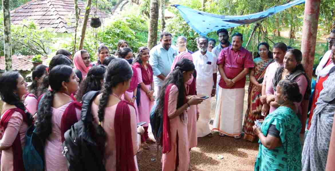 മെഴുവേലി ഗ്രാമ പഞ്ചായത്തില്‍ നടപ്പാക്കുന്ന സേവാസ് പദ്ധതിയുടെ രൂപീകരണത്തിനു മുന്നോടിയായി നടത്തുന്ന വാര്‍ഡ് തല ഗൃഹസര്‍വേ പത്തനംതിട്ട ജില്ലാ പഞ്ചായത്ത് ആരോഗ്യ വിദ്യാഭ്യാസ സ്റ്റാന്‍ഡിംഗ് കമ്മിറ്റി ചെയര്‍മാന്‍ ആര്‍. അജയകുമാര്‍ ഉദ്ഘാടനം ചെയ്യുന്നു.