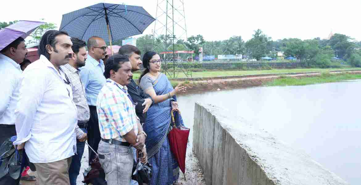 ജല്‍ശക്തി അഭിയാന്‍ പദ്ധതിയുടെ പ്രവര്‍ത്തനം വിലയിരുത്തുന്നതിനെത്തിയ കേന്ദ്ര സംഘത്തിനൊപ്പം ജില്ലാ കളക്ടര്‍ ഡോ. ദിവ്യ എസ് അയ്യര്‍ കുളനടയിലെ കുപ്പണ്ണൂര്‍ ചാല് സന്ദര്‍ശിക്കുന്നു