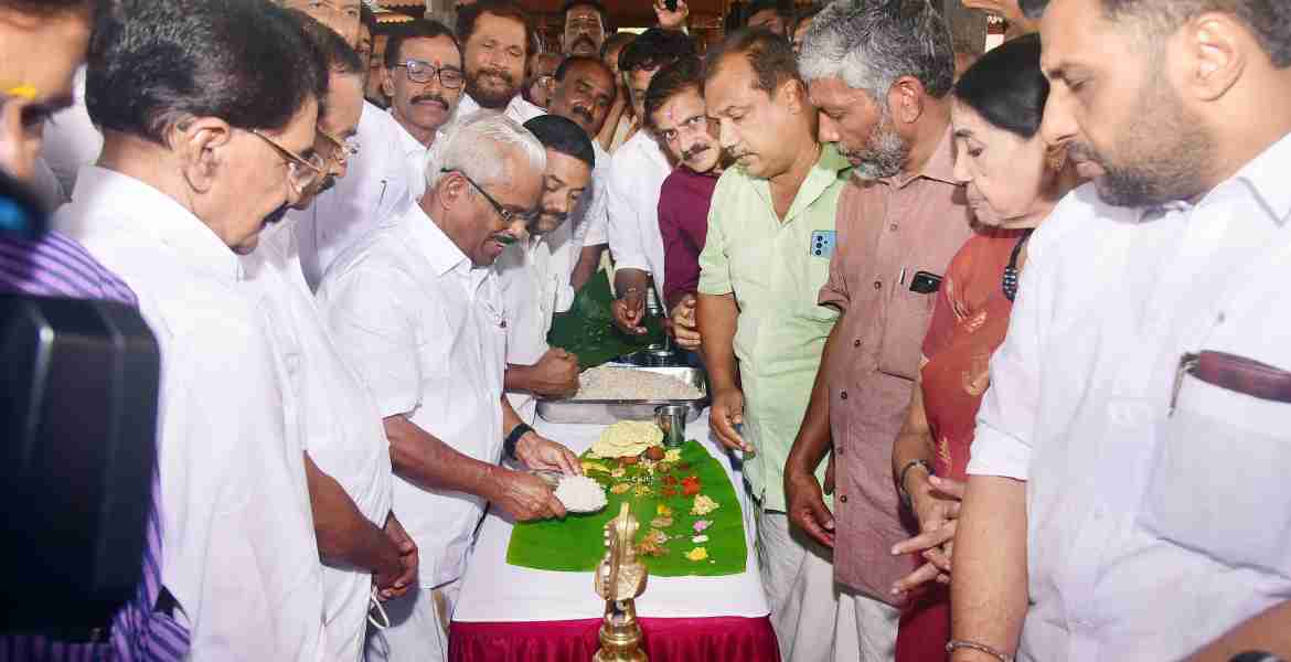 തിരുവിതാംകൂര്‍ ദേവസ്വം ബോര്‍ഡ് പ്രസിഡന്റ് കെ. അനന്തഗോപന്‍ തൂശനിലയില്‍ വിളമ്പി ആറന്മുള വള്ളസദ്യയ്ക്ക് തുടക്കം കുറിക്കുന്നു
