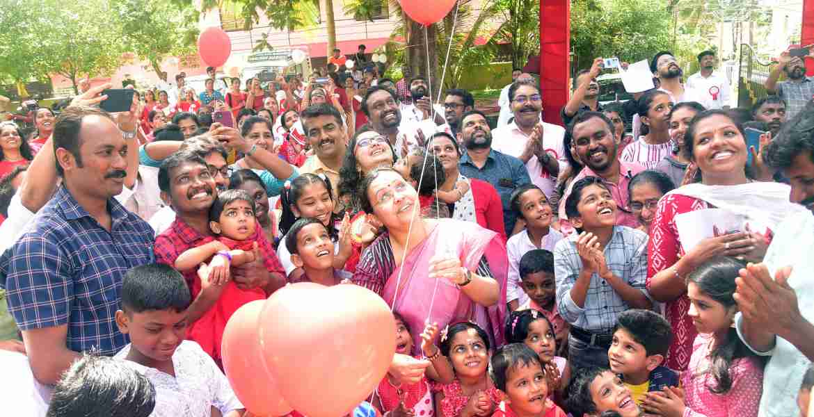 പത്തനംതിട്ട ജില്ലയിലെ ഹൃദ്യം പദ്ധതി ഗുണഭോക്താക്കളായ കുട്ടികളുടെയും രക്ഷകര്‍ത്താക്കളുടെയും സംഗമ പരിപാടിയായ ഹൃദയമാണ് ഹൃദ്യം ഉദ്ഘാടനം ആരോഗ്യ വകുപ്പ് മന്ത്രി വീണാ ജോര്‍ജ് നിര്‍വഹിക്കുന്നു