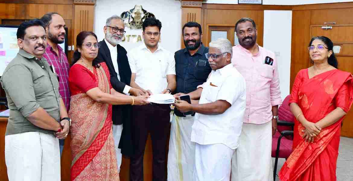 പ്രത്യേക തീവ്ര വോട്ടര്‍ പട്ടിക പരിഷ്‌കരണത്തിന്റെ ഭാഗമായുള്ള ആദ്യ കരട് വോട്ടര്‍ പട്ടിക കോട്ടയം ജില്ലാ കളക്ടര്‍ ചേതന്‍കുമാര്‍ മീണ രാഷ്ട്രീയ പാര്‍ട്ടി പ്രതിനിധികള്‍ക്ക് നല്‍കുന്നു