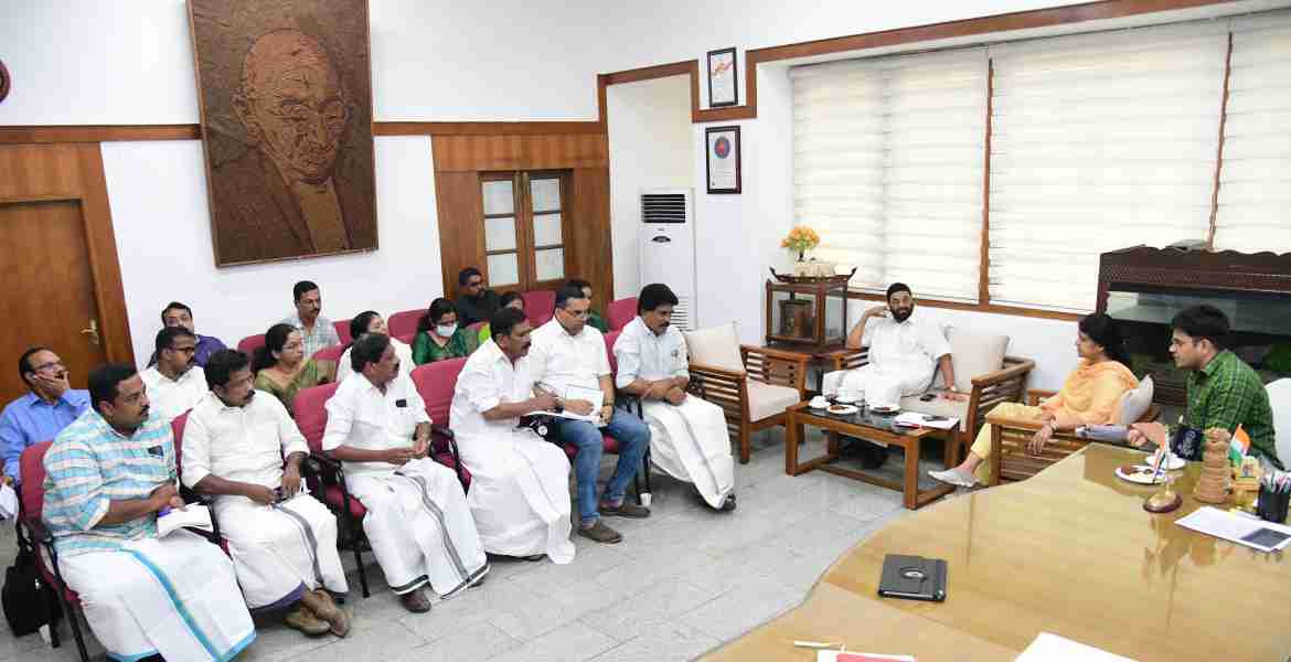  പ്രത്യേക തീവ്ര വോട്ടർ പട്ടിക പുതുക്കലിന്റെ(എസ്ഐആർ)ഭാഗമായി പ്രസിദ്ധീകരിച്ച കരട് വോട്ടർപട്ടികയുമായി ബന്ധപ്പെട്ട് ജില്ലാ കളക്ടറുടെ ചേംബറിൽ ചേർന്ന യോഗത്തിൽ മന്ത്രി വി.എൻ. വാസവൻ സംസാരിക്കുന്നു. ഇലക്ടറൽ റോൾ ഒബ്സർവർ ടിങ്കു ബിസ്വാൾ, ജില്ലാ കളക്ടർ ചേതൻകുമാർ മീണ എന്നിവർ സമീപം.