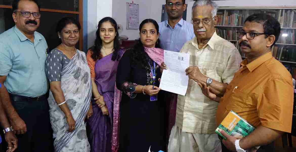 സ്‌പെഷൽ ഇൻറൻസീവ് റിവിഷന്റെ ഭാഗമായി ജില്ലാ കലക്ടർ അരുൺ കെ വിജയന്റെ നേതൃത്വത്തിൽ തിരഞ്ഞെടുപ്പ് ഉദ്യോഗസ്ഥർ കഥാകൃത്ത് ടി. പത്മനാഭന്റെ വസതി സന്ദർശിച്ച് എന്യുമറേഷൻ ഫോം നൽകുന്നു