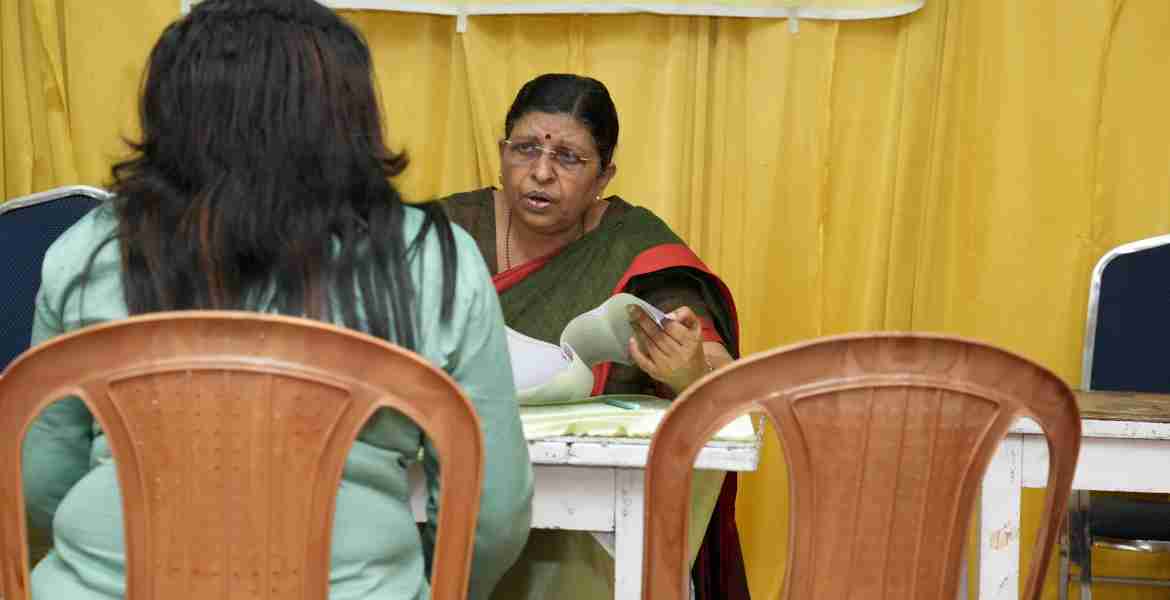 കേരളാ വനിതാ കമ്മിഷന്‍ തിരുവല്ല വൈഎംസിഎ ഹാളില്‍ നടത്തിയ പത്തനംതിട്ട ജില്ലാതല സിറ്റിംഗില്‍ വനിതാ കമ്മിഷന്‍ അധ്യക്ഷ അഡ്വ. പി. സതീദേവിയും കമ്മിഷന്‍ അംഗം അഡ്വ. എലിസബത്ത് മാമ്മന്‍ മത്തായിയും പരാതികള്‍ കേള്‍ക്കുന്നു.