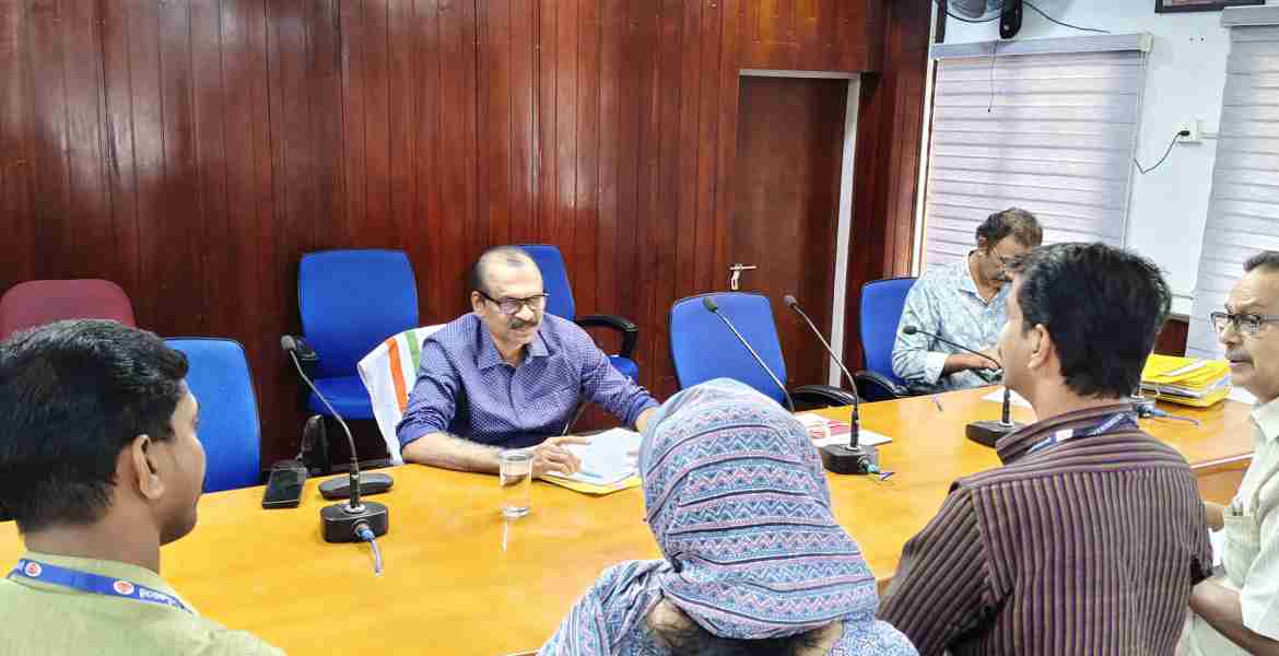 വിവരാവകാശ കമ്മീഷണര്‍ ഡോ. കെ എം ദിലീപിന്റെ നേതൃത്വത്തില്‍ കലക്ടറേറ്റ് കോണ്‍ഫറന്‍സ് ഹാളില്‍ നടന്ന വിവരാവകാശ കമ്മീഷന്‍ സിംറ്റിംഗ്