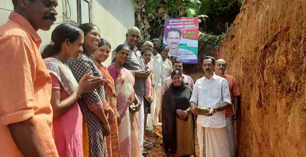 മണ്ണു സംരക്ഷണ പ്രവര്‍ത്തനങ്ങളുടെ ഉദ്ഘാടനം ജില്ലാ പഞ്ചായത്ത് അംഗം അഡ്വ. ഓമല്ലൂര്‍ ശങ്കരന്‍ നിര്‍വഹിക്കുന്നു.