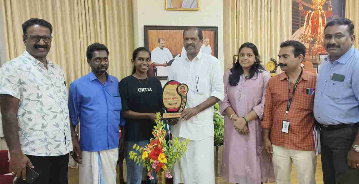 അണ്ടര്‍ 17 ഇന്ത്യന്‍ ഫുട്‌ബോള്‍ ക്യാമ്പിലേക്ക് തിരഞ്ഞെടുക്കപ്പെട്ട എസ്. സോനയെ  മന്ത്രി  ഒ. ആര്‍. കേളു ആദരിക്കുന്നു