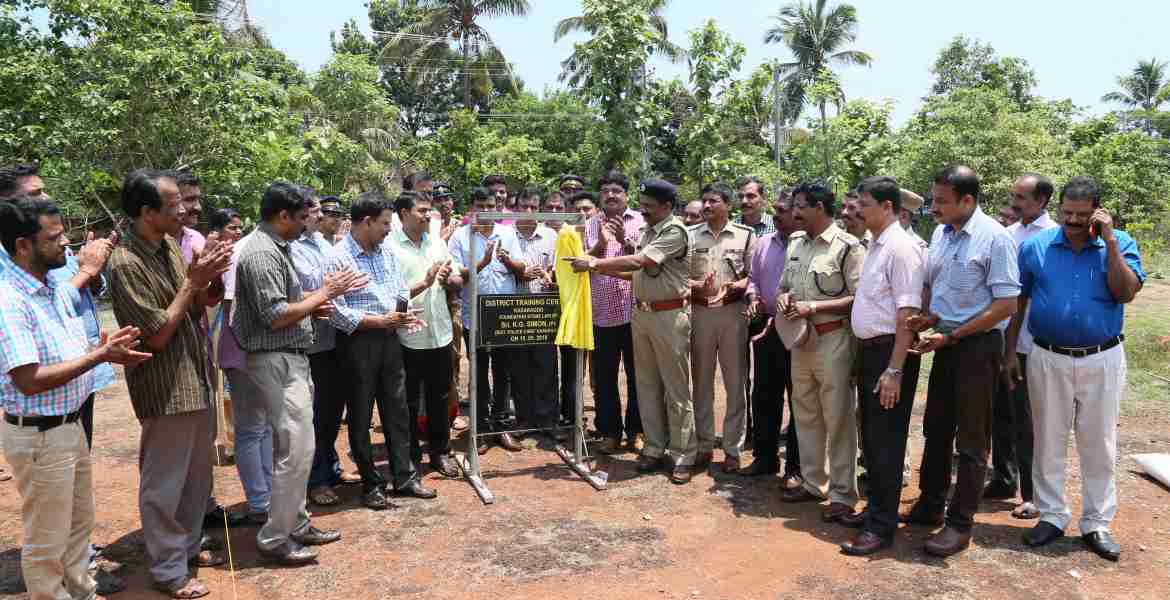 ജില്ലാ പോലീസ് ആസ്ഥാനത്ത് പുതുതായി നിര്‍മ്മിക്കുന്ന ട്രെയിനിംഗ് സെന്ററിന്റെ ശിലാസ്ഥാപനം  ജില്ലാ പോലീസ് മേധാവി  കെ.ജി സൈമണ്‍ നിര്‍വഹിക്കുന്നു.      