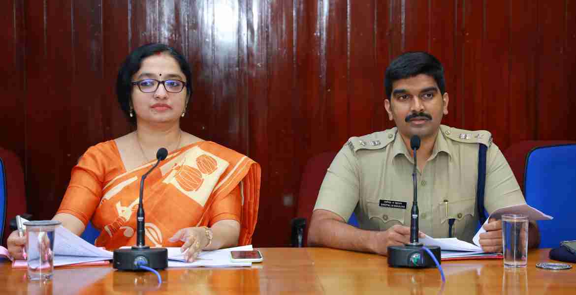 ശബരിമല തീര്‍ഥാടനത്തോട് അനുബന്ധിച്ചുള്ള ക്രമീകരണങ്ങള്‍ വിലയിരുത്തുന്നതിന് കളക്ടറേറ്റില്‍ ചേര്‍ന്ന ഉദ്യോഗസ്ഥതല യോഗത്തില്‍ ജില്ലാ കളക്ടര്‍ ഡോ. ദിവ്യ എസ് അയ്യര്‍ സംസാരിക്കുന്നു. ജില്ലാ പോലീസ് മേധാവി സ്വപ്നില്‍ മധുകര്‍ മഹാജന്‍ സമീപം