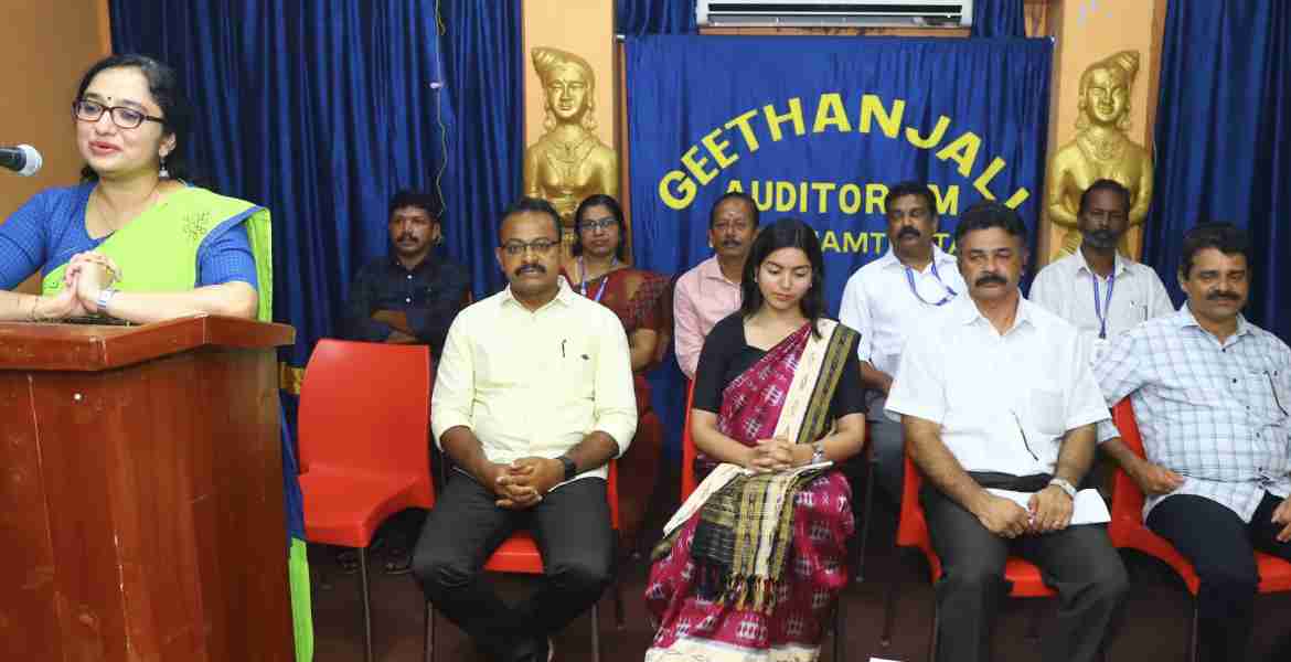 ശബരിമല തീര്‍ഥാടനവുമായി ബന്ധപ്പെട്ട് ഡ്യൂട്ടിക്ക് നിയോഗിക്കപ്പെട്ട ജീവനക്കാര്‍ക്കായി ജില്ലാഭരണകേന്ദ്രം പത്തനംതിട്ടയില്‍ സംഘടിപ്പിച്ച പരിശീലന പരിപാടി ജില്ലാ കളക്ടര്‍ ഡോ. ദിവ്യ എസ് അയ്യര്‍ ഉദ്ഘാടനം ചെയ്യുന്നു