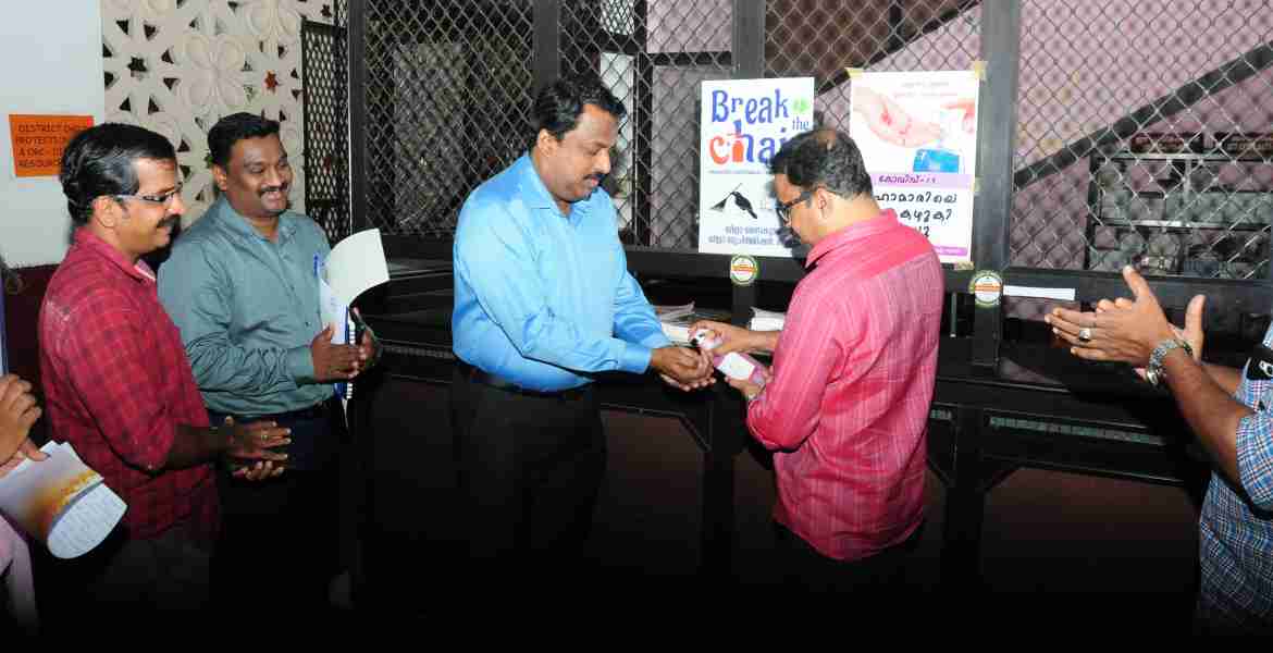 ജില്ലാ ഇൻഫർമേഷൻ സെന്ററിൽ ജില്ലാ ഇൻഫർമേഷൻ ഓഫീസർ ബി സേതുരാജിൽ നിന്നും സാനിറ്റൈസർ സ്വീകരിച്ച് ജില്ലാ കളക്ടർ എസ് ഷാനവാസ് കിയോസ്‌ക് ഉദ്ഘാടനം ചെയ്യുന്നു