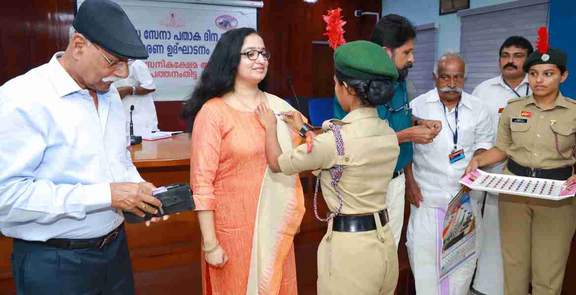 സായുധസേനാ പതാകദിനം കളക്ടറേറ്റ് കോണ്‍ഫറന്‍സ് ഹാളില്‍ ജില്ലാ കളക്ടര്‍ ഡോ. ദിവ്യ എസ് അയ്യര്‍ ഉദ്ഘാടനം ചെയ്യുന്നു