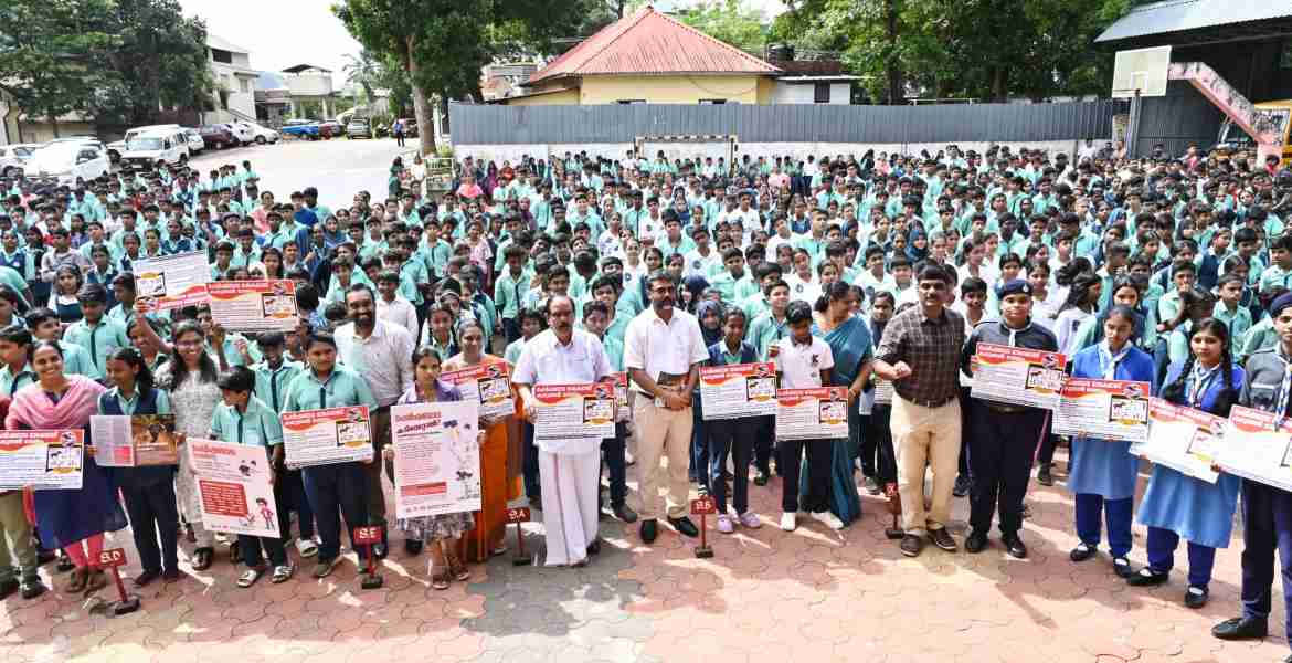  പേവിഷബാധ പ്രതിരോധ പ്രവര്‍ത്തങ്ങളുടെ പോസ്റ്റര്‍ പ്രകാശനം പത്തനംതിട്ട മാര്‍ത്തോമ ഹയര്‍ സെക്കന്‍ഡറി സ്‌കൂളില്‍ ജില്ലാ പഞ്ചായത്ത് പ്രസിഡന്റ്  ജോര്‍ജ് എബ്രഹാം നിര്‍വഹിക്കുന്നു