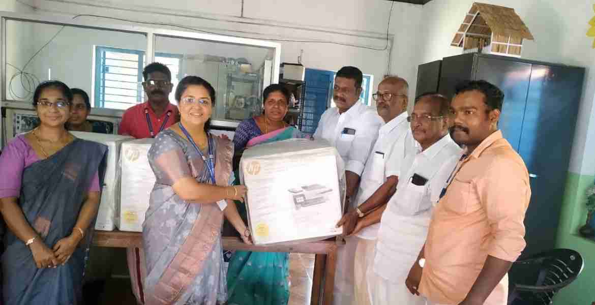 ഫോട്ടോ അടിക്കുറിപ്പ് - സ്‌കൂള്‍ കുറ്റൂര്‍ - കുറ്റൂര്‍ ഗ്രാമപഞ്ചായത്തിലെ മൂന്ന് സര്‍ക്കാര്‍ സ്‌കൂളുകളിലേക്കുള്ള ലാപ്‌ടോപ്പ്, പ്രിന്റര്‍ എന്നിവയുടെവിതരണം ഗ്രാമ പഞ്ചായത്ത് പ്രസിഡന്റ് കെ.ജി സഞ്ജു നിര്‍വഹിക്കുന്നു