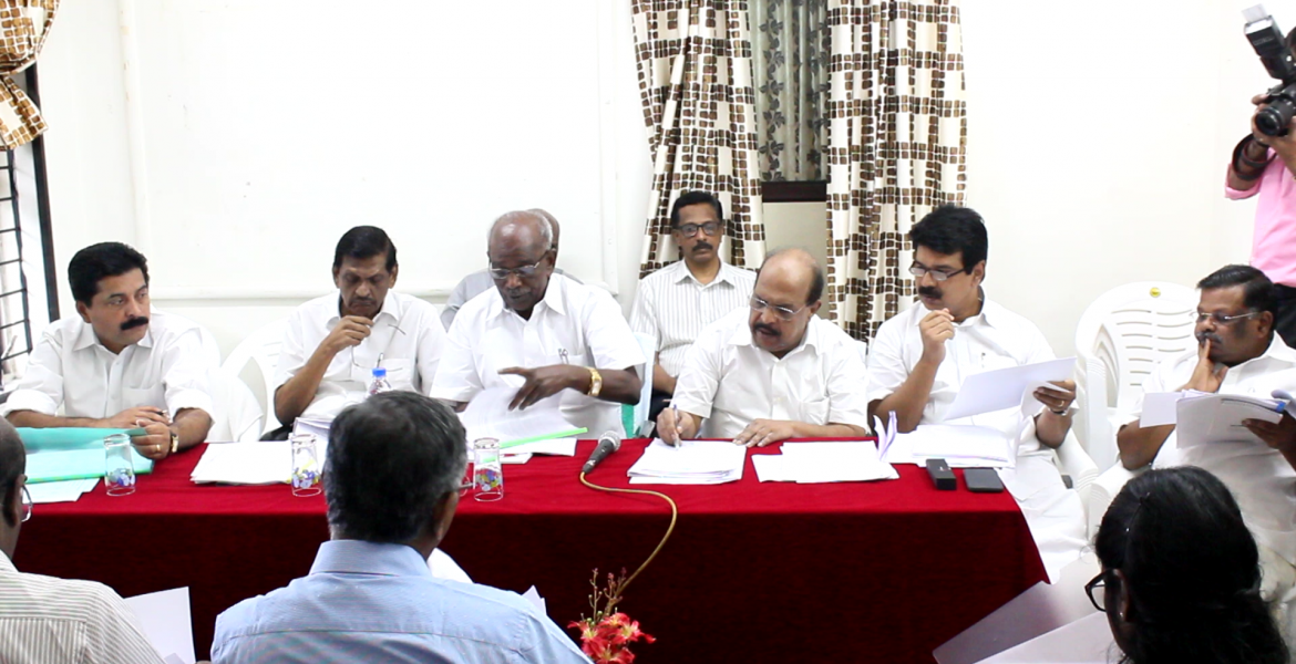 തൊടുപുഴ റസ്റ്റ്ഹൗസില്‍ ചേര്‍ന്ന ജനപ്രതിനിധികളുടെയും ഉദ്യോഗസ്ഥരുടെയും അവലോകനയോഗത്തില്‍ പൊതുമരാമത്ത് വകുപ്പ് മന്ത്രി ജി.സുധാകരന്‍ സംസാരിക്കുന്നു. 