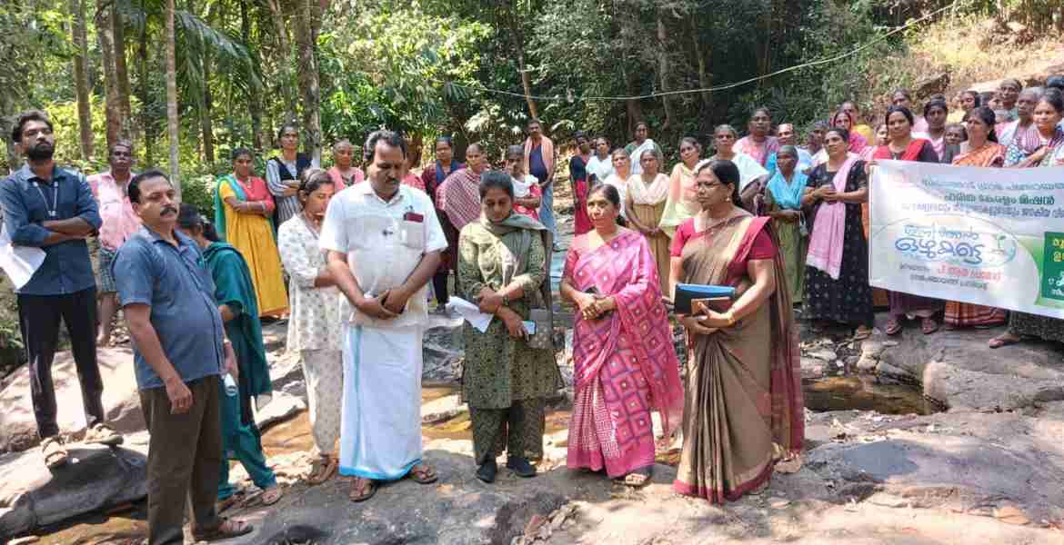 സീതത്തോട് ഗ്രാമപഞ്ചായത്തിലെ ഇനി ഞാന്‍ ഒഴുകട്ടെ ക്യാമ്പയിന്റെ മൂന്നാംഘട്ട ഉദ്ഘാടനം പ്രസിഡന്റ് പി ആര്‍ പ്രമോദ് നിര്‍വഹിക്കുന്നു
