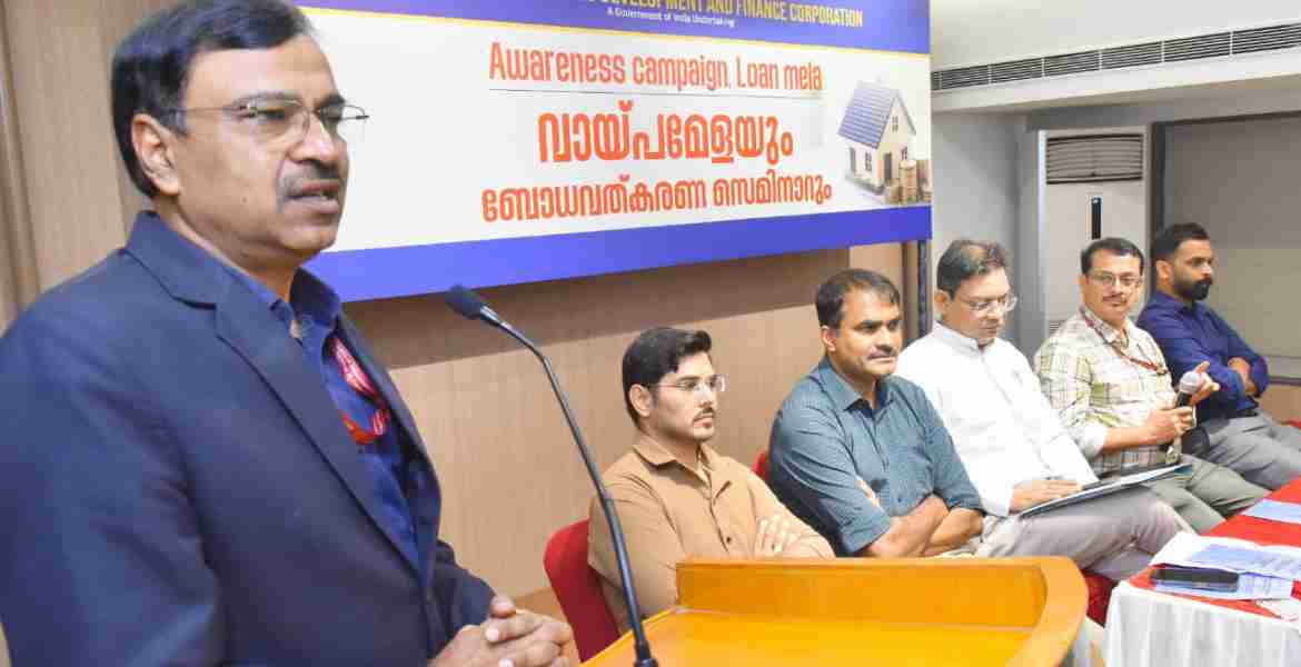 സംസ്ഥാന ന്യൂനപക്ഷ വികസന ധനകാര്യ കോര്‍പറേഷന്‍ ദേശീയ ന്യൂനപക്ഷ വികസന ധനകാര്യ കോര്‍പറേഷനുമായി ചേര്‍ന്ന് സംഘടിപ്പിച്ച വായ്പ മേളയും ബോധവത്കരണ സെമിനാറും എന്‍.എം.ഡി.എഫ്.സി ജനറല്‍ മാനേജര്‍ നിക്‌സന്‍ മാത്തൂര്‍ ഉദ്ഘാടനം ചെയ്യുന്നു