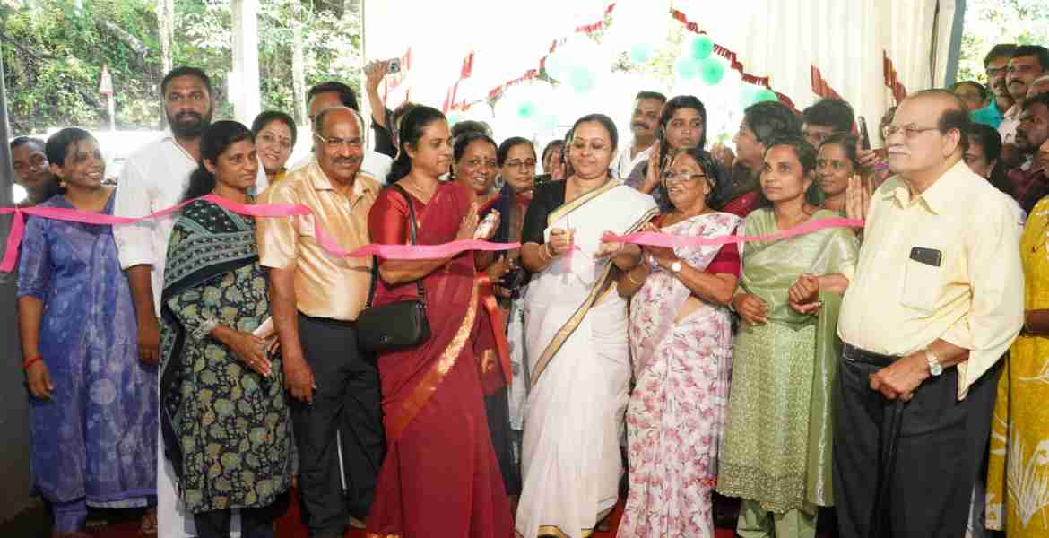  സിദ്ധ വര്‍മ തെറാപ്പി യൂണിറ്റുകളുടെയും സിദ്ധ എന്‍സിഡി ക്ലിനിക്കുകളുടെയും സംസ്ഥാനതല ഉദ്ഘാടനം കടമ്മനിട്ട അക്ഷയ സെന്റര്‍ അങ്കണത്തില്‍ മന്ത്രി വീണാ ജോര്‍ജ് നിര്‍വഹിക്കുന്നു