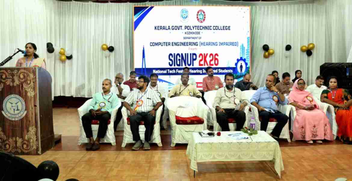 കോഴിക്കോട് ഗവ. പോളിടെക്‌നിക് കോളേജില്‍ കേള്‍വി പരിമിതരായ വിദ്യാര്‍ഥികള്‍ക്കായി സംഘടിപ്പിച്ച 'സൈന്‍അപ് 2K26' ദേശീയതല സാങ്കേതിക മത്സരങ്ങളുടെ ഉദ്ഘാടനം ആനി എബ്രഹാം നിര്‍വഹിക്കുന്നു