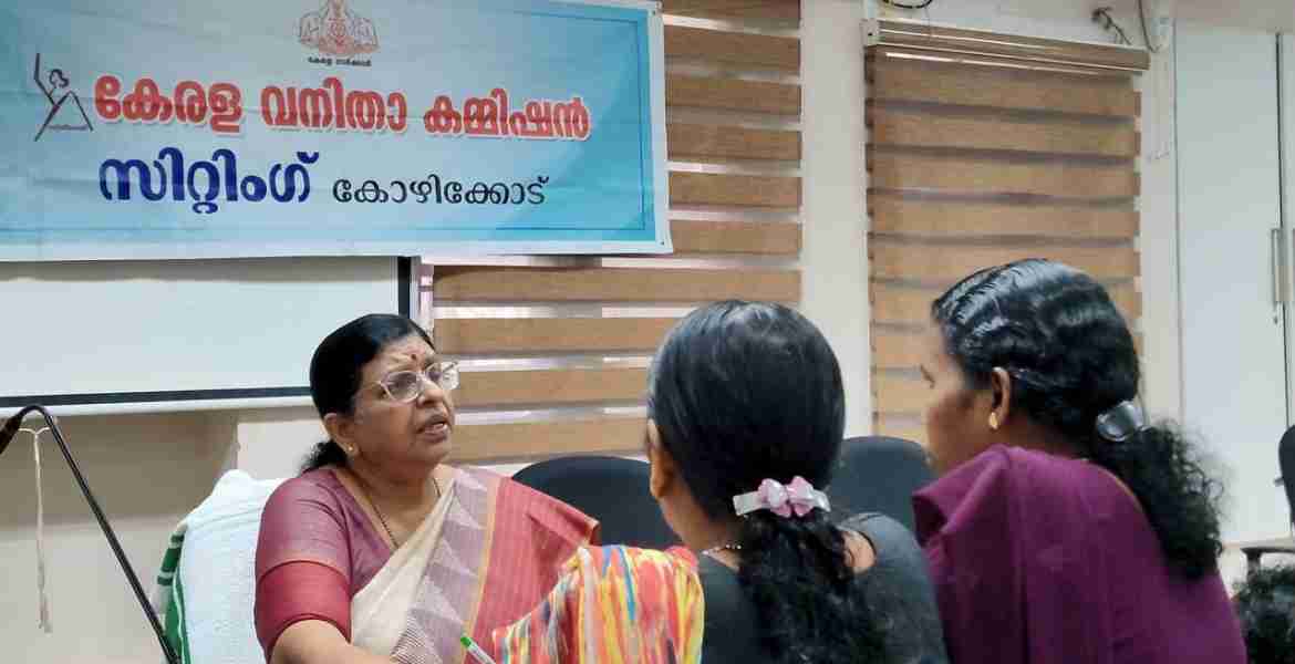 കലക്ടറേറ്റ് കോണ്‍ഫറന്‍സ് ഹാളില്‍ നടന്ന വനിതാ കമീഷന്‍ സിറ്റിങ്ങില്‍ കമീഷന്‍ അധ്യക്ഷ അഡ്വ. പി സതീദേവി പരാതികള്‍ കേള്‍ക്കുന്നു