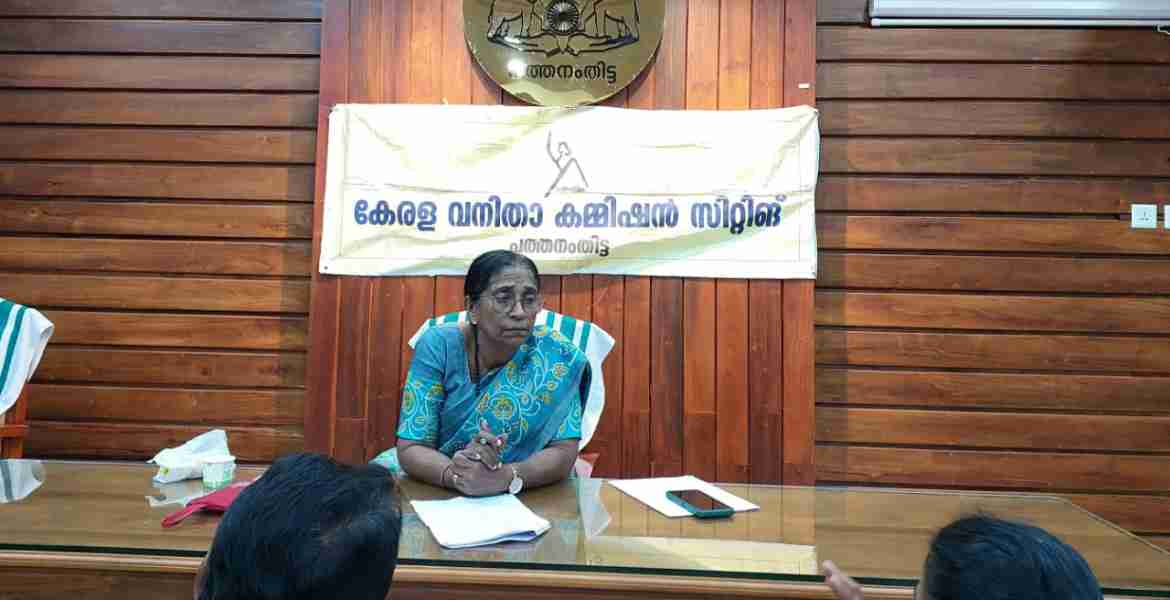 പത്തനംതിട്ട ജില്ലാ പഞ്ചായത്ത് ഹാളില്‍ നടന്ന വനിതാ കമ്മിഷന്‍ അദാലത്തില്‍ അംഗം അഡ്വ. എലിസബത്ത് മാമ്മന്‍ മത്തായി പരാതി കേള്‍ക്കുന്നു