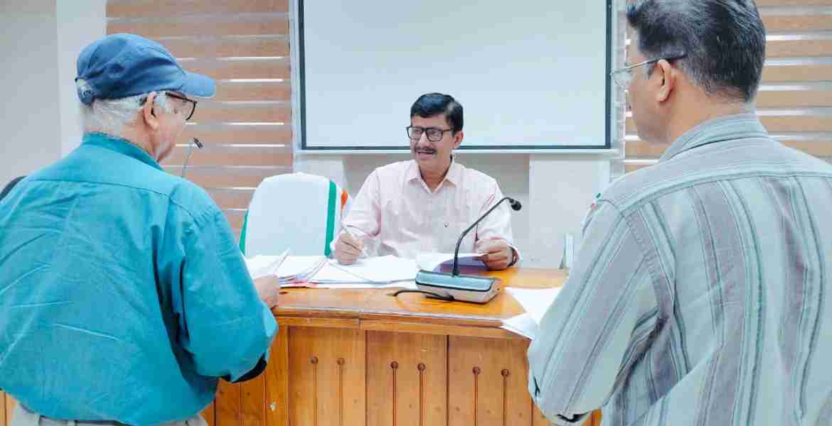 കലക്ടറേറ്റ് കോണ്‍ഫറന്‍സ് ഹാളില്‍ നടത്തിയ വിവരാവകാശ കമീഷന്‍ സിറ്റിങ്ങില്‍ വിവരാവകാശ കമീഷണര്‍ അഡ്വ. ടി.കെ രാമകൃഷ്ണന്‍ പരാതികള്‍ കേള്‍ക്കുന്നു