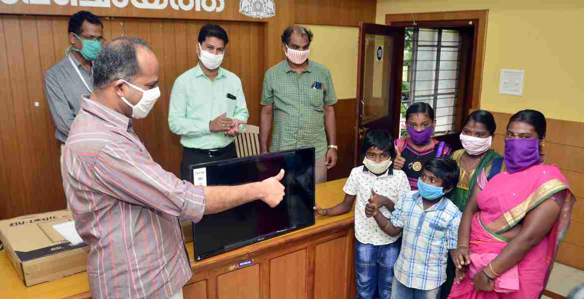  ഓണ്‍ലൈന്‍ പഠനസൗകര്യമില്ലാതിരുന്ന പടന്നപ്പാലത്തെ തമിഴ് കുടുംബത്തിലെ കുട്ടികള്‍ക്ക് ഇ ചലഞ്ച് പദ്ധതിയുടെ ഭാഗമായി കണ്ണൂര്‍ ജില്ലാ  പഞ്ചായത്ത് പ്രസിഡണ്ട് കെ വി സുമേഷ് ടെലിവിഷന്‍ വിതരണം ചെയ്യുന്നു