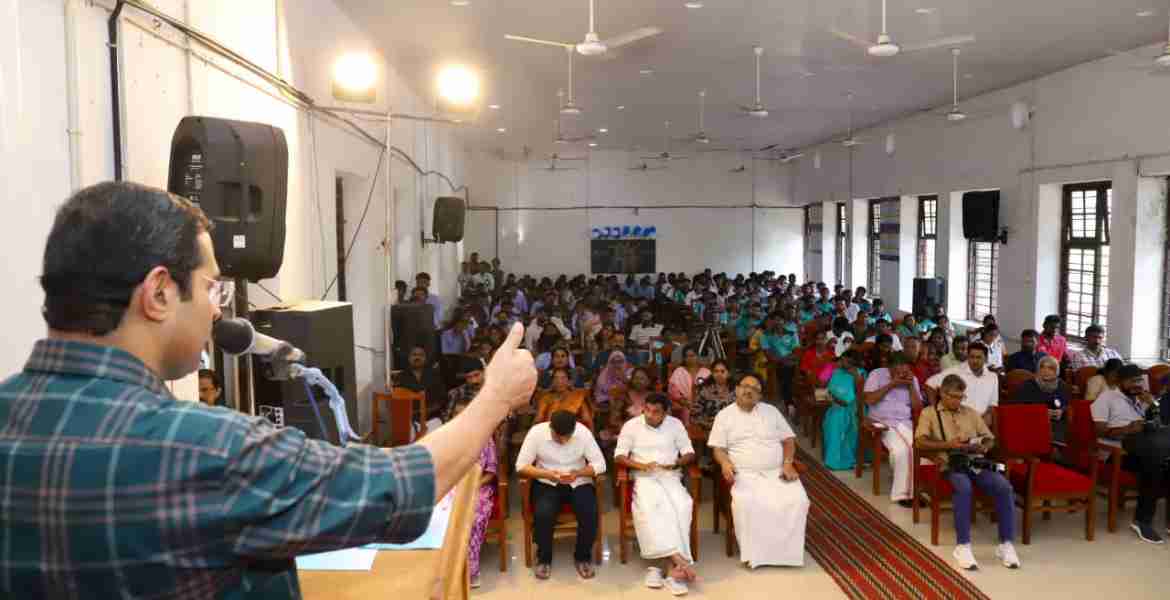 കോഴിക്കോട് ഗവ. കോളേജ് ഓഫ് ഫിസിക്കല്‍ എഡ്യൂക്കേഷനില്‍ കായിക ഗവേഷണ കേന്ദ്രം ഉദ്ഘാടനവും 'മെറിറ്റ് ഡേ' അവാര്‍ഡ് ദാനവും മന്ത്രി റോജി എം ജോണ്‍ നിര്‍വഹിക്കുന്നു