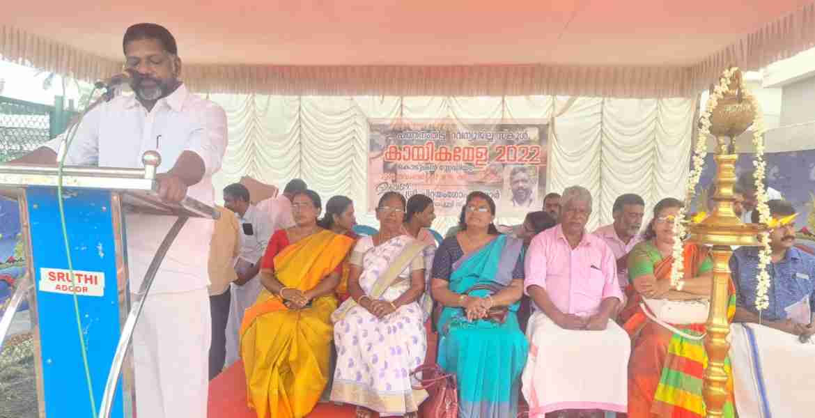 റവന്യൂജില്ല കായികമേളയുടെ ഉദ്ഘാടനം കൊടുമണ്‍ അന്താരാഷ്ട്ര സ്റ്റേഡിയത്തില്‍ ഡെപ്യൂട്ടി സ്പീക്കര്‍ ചിറ്റയം ഗോപകുമാര്‍ നിര്‍വഹിക്കുന്നു