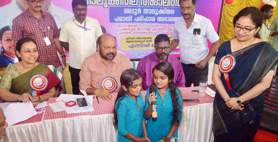 കരുതലും കൈത്താങ്ങും അടൂര്‍ താലൂക്ക്തല അദാലത്തില്‍ സാമൂഹ്യ സുരക്ഷാ പെന്‍ഷന്‍ മുടങ്ങിയതുമായി ബന്ധപ്പെട്ടുള്ള പരാതിയുമായി എത്തിയ ഏഴംകുളം സ്വദേശിനികളായ ശ്രീലക്ഷ്മിയും ശ്രീപാര്‍വതിയും ഗാനം ആലപിക്കുന്നു
