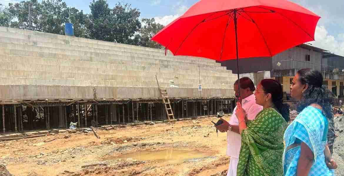 പത്തനംതിട്ട ജില്ലാ സ്റ്റേഡിയം സന്ദര്‍ശിച്ച് മന്ത്രി വീണാ ജോര്‍ജ് നിര്‍മാണ പുരോഗതി വിലയിരുത്തുന്നു 
